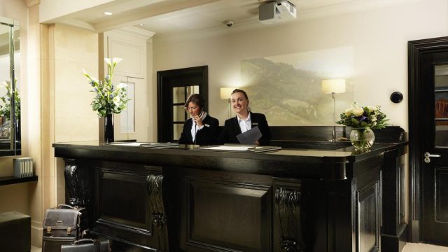 london-bridge-hotel_front-desk